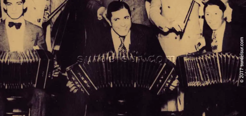 Gardel tocando el bandoneón, junto a otros músicos
