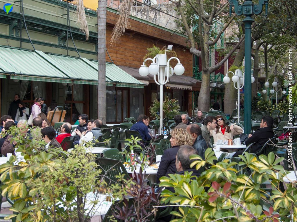 Peatonal Roberto M. Ortiz: polo gastronómico que bordea la plaza con mesas y sillas de restaurantes y bares