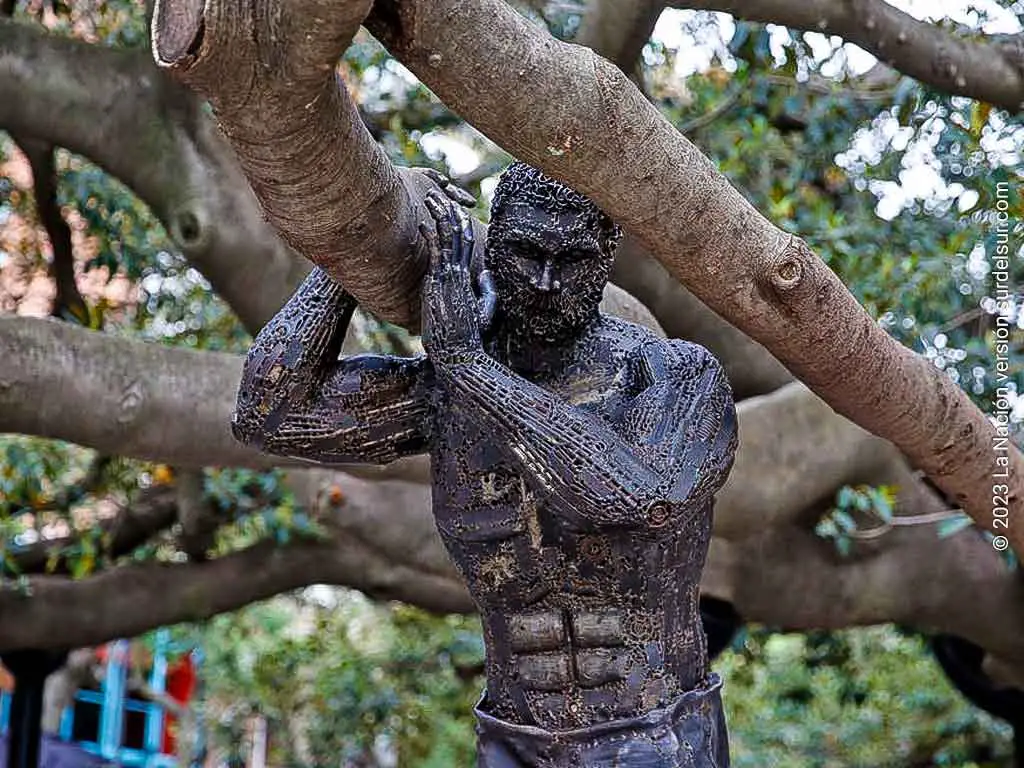Escultura El Atlas, sostiene una rama del gomero dela Recoleta. Joaquín Arbiza, (2014), uruguayo,