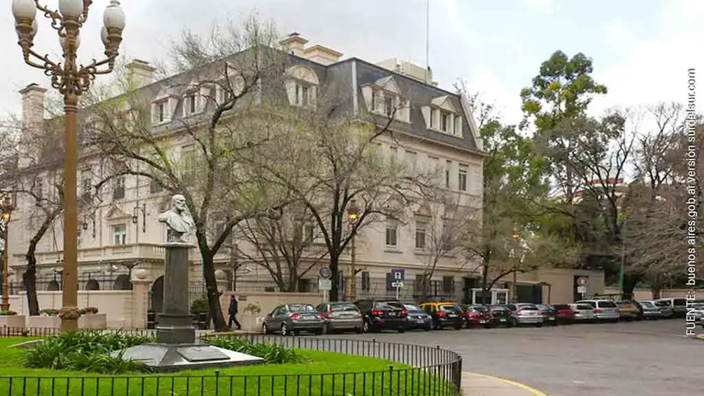 Palacio Madero Unzué, embajada del Reino Unido en Buenos Aires. Monumento al General Gelly y Obes,