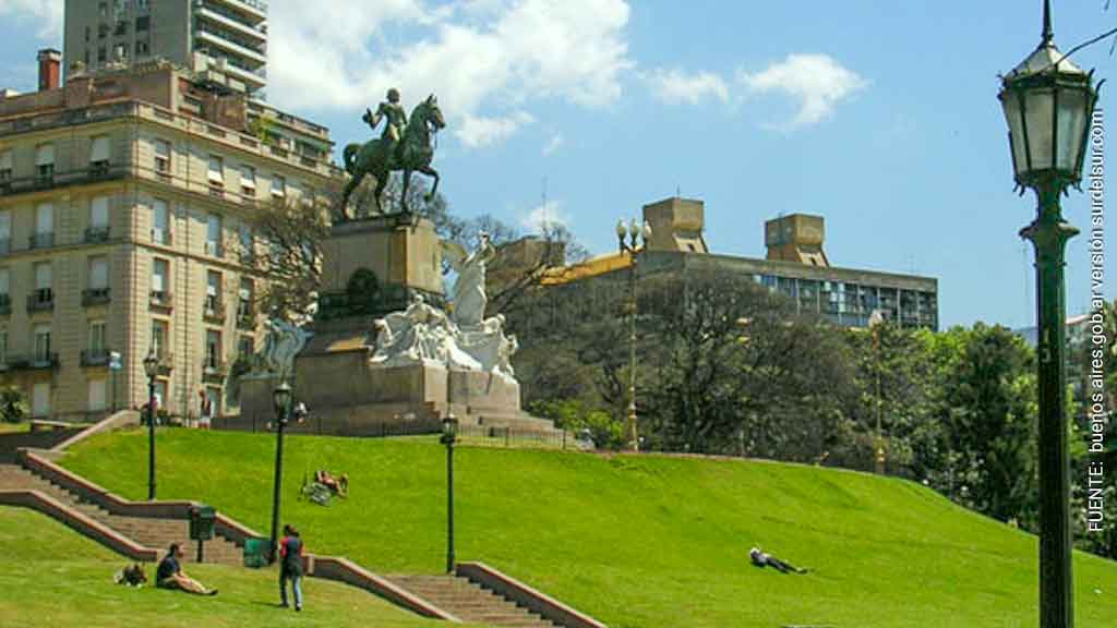 Plaza Mitre escalinata y monumento a Bartolomé Mitre en Recoleta