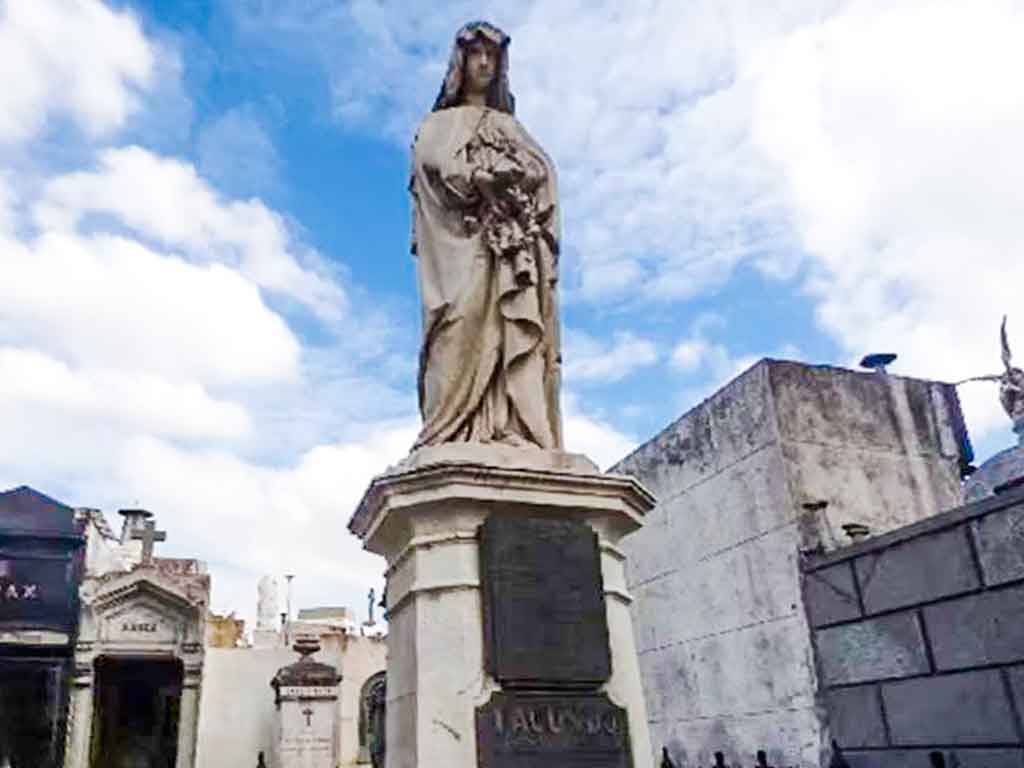 Cementerio de Recoleta Buenos Aires: Monumento funerario a Facundo Quiroga