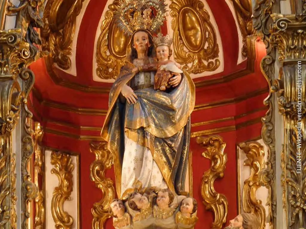 Retablo con la imagen de Nuestra Señora del Pilar en la basílica de Recoleta