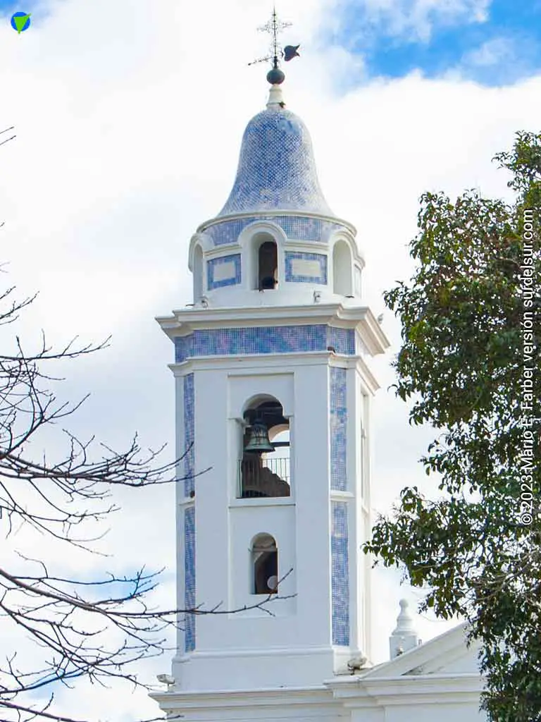 Torre cuadrada con cúpula revestida azulejos de color blanco y azul de la Basílica de Nuestra Señora del Pilar, Recoleta, Buenos Aires.