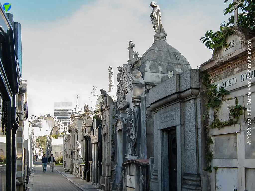 Cementerio de Recoletas: Mausoleo de ladrillo de 1825 junto a Mausoleo de granito.