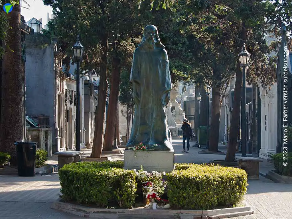 Cristo Central, Cementerio de la Recoleta, Buenos Aires. Obra del escultor Pedro Zonza Briano.