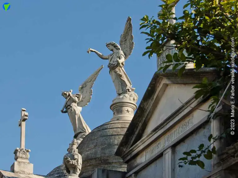 Cementerio de la Recoleta; Ángeles, cruces, frisos y cúpulas de 1880