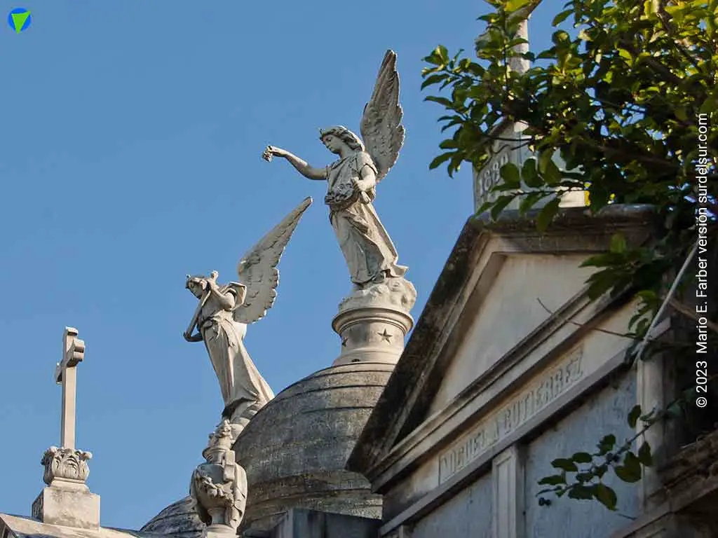 Cementerio de la Recoleta; Ángeles, cruces, frisos y cúpulas de 1880