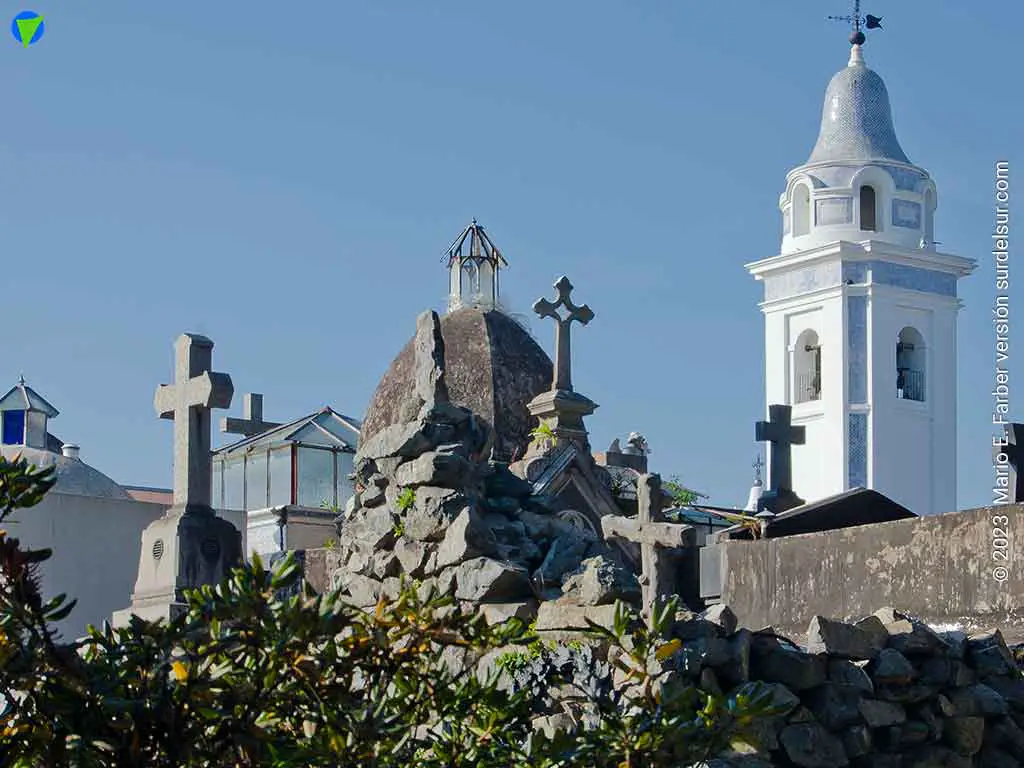 Cementerio de la Recoleta: Primitivas tumbas en forma de túmulo