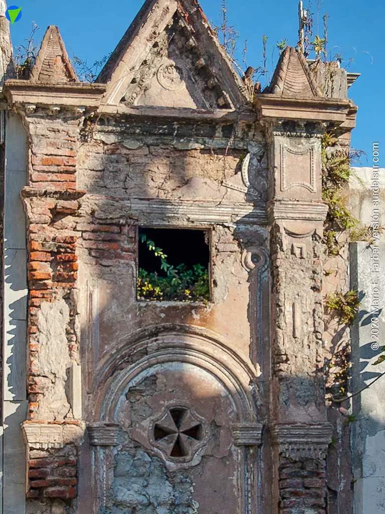 Cementerio de Recoleta: Primeras tumbas construidas en ladrillo