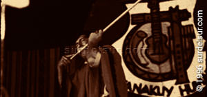 Músico ejecutando el Erke durante un festival folklórico