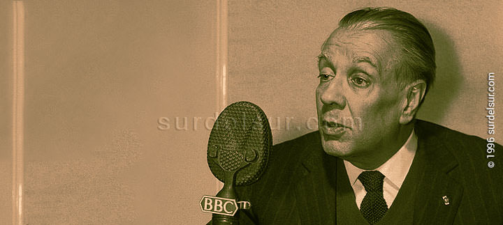 Jorge Luis Borges frente a un micrófono