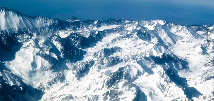 Vista del filo de las cumbres nevadas de Alta Montaña en Mendoza