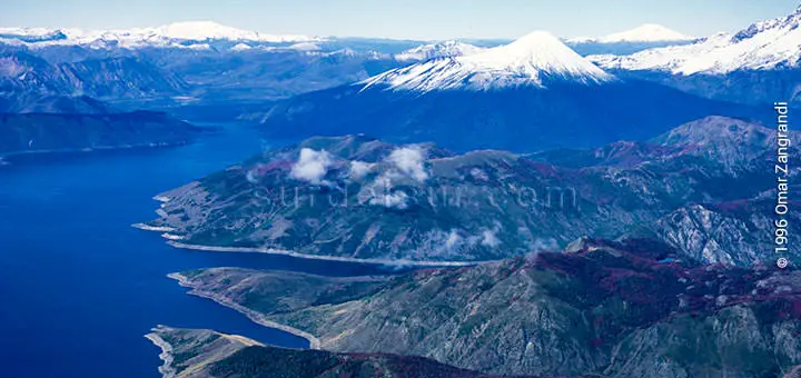 Espejo de agua y sierras que rodean al Complejo Hidroeléctrico El Chocón Neuquén