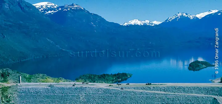 Sierras y lago de la Represa Futaleufú, Chubut