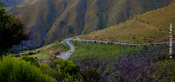 Vista del camino que une Traslasierra con Carlos Paz entre las Altas Cumbres en Córdoba