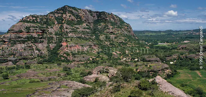 Vista de las Sierras Pampeanas con los colores característicos de los Cerros Colorados Córdoba