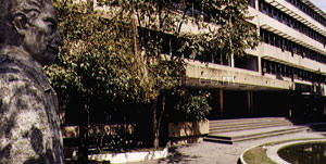 Busto de Miguel Lillo y edificio del Área de Zoología en la Fundación Miguel Lillo - Tucumán, Argentina