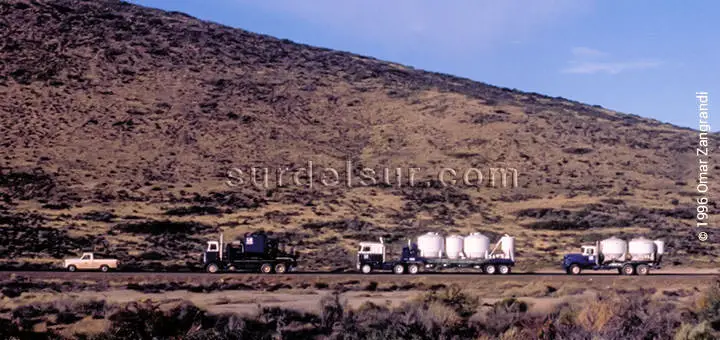 Transporte y comunicaciones en Argentina: Camión transportando carga en ruta