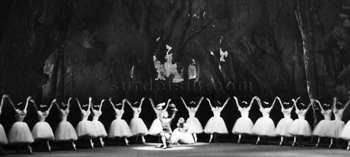 Escena del Ballet Sylphide con el cuerpo de baile del Teatro Colón