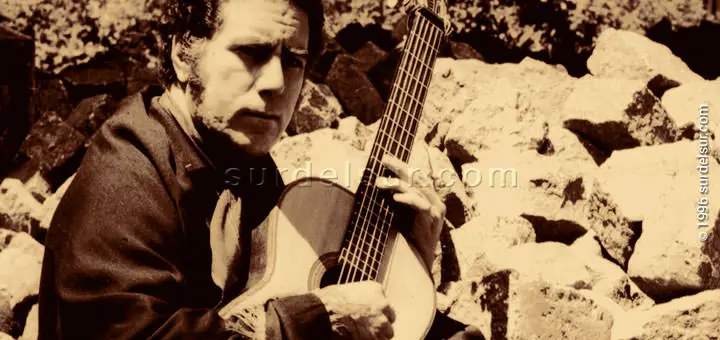 Victor Velazquez ejecutando la guitarra. Victor Velazquez es guitarrista, compositor, poeta, cantautor e intérprete de música argentina