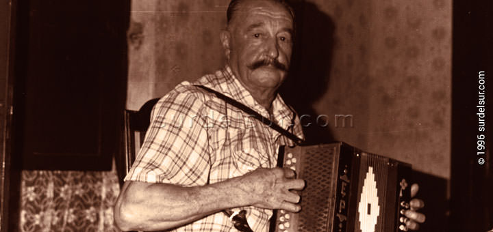 Don Perchivale interpretando su instrumento