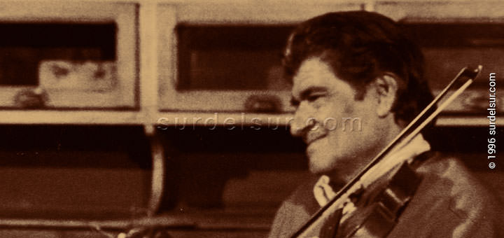 El músico Sixto Palavecino interpretando el violín