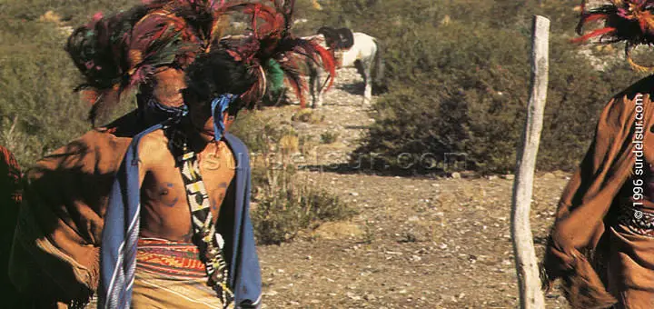 Grupo aborigen patagónico interpretando la danza Loncomeo