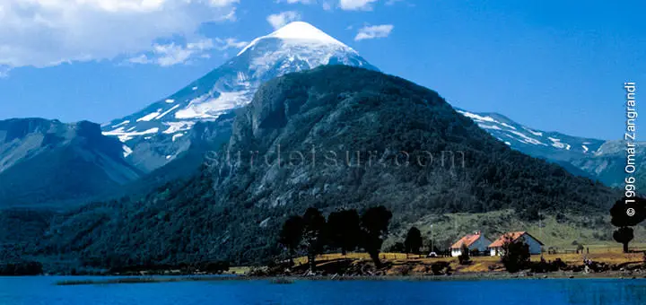 Vista del Lago y cordón montañoso en San Martín de los Andes, Neuquén. Región de la Patagonia. Regiones geográficas de Argentina: 