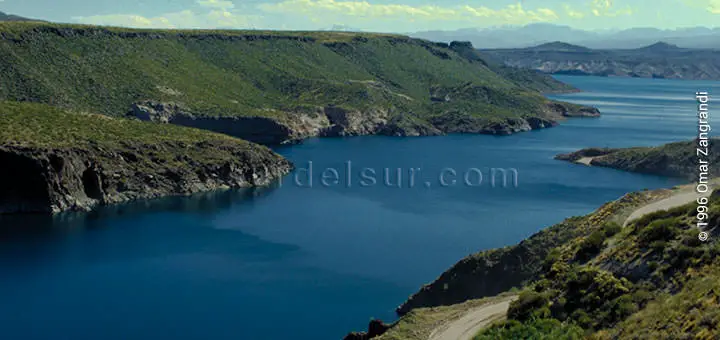 Río Diamante, sierras y espejo de agua de represa Agua de Toro Mendoza