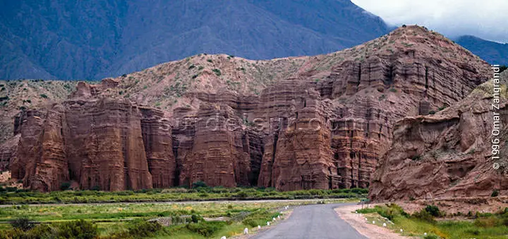 Vista de ruta en un paisaje de la Puna desde Cafayate, en los Valles Calchaquíes en el sudoeste de la Provincia de Salta