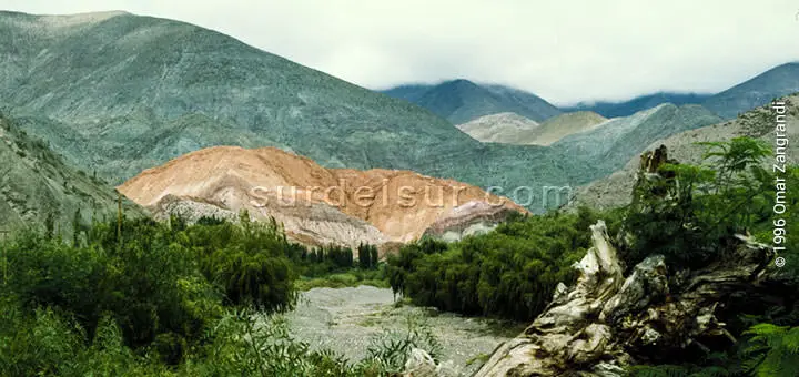 Vista de los cerros con sus colores característicos de la Quebrada de Purmamarca