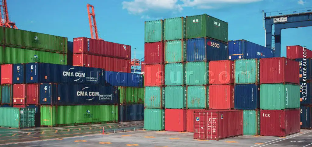 Comercio exterior, contenedores en el puerto