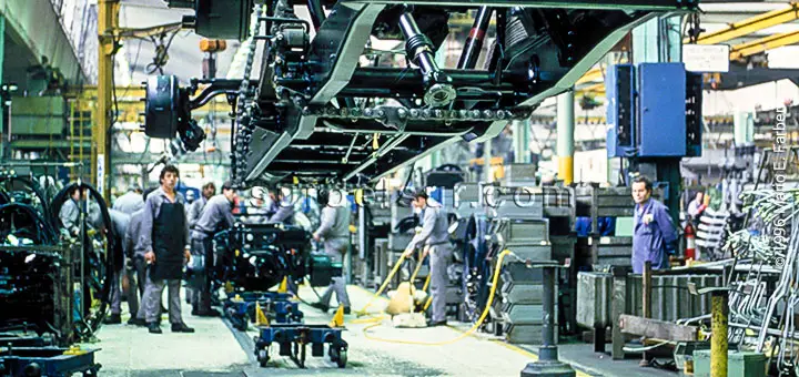 Linea de montaje en planta industrial automotriz