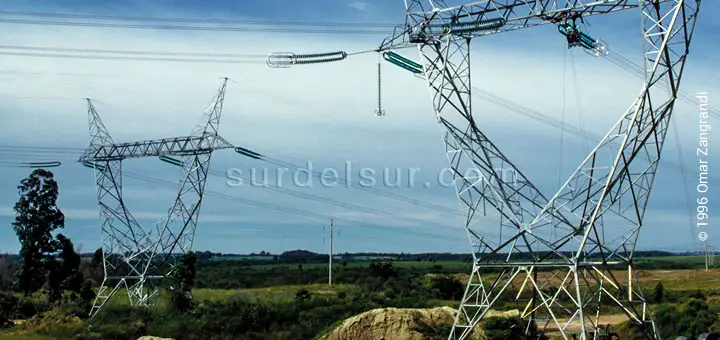 Torres eléctricas de alta tensión del complejo Salto Grande. Generación de energía para las industrias del Polo industrial Paraná-Plata