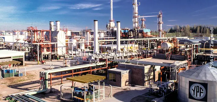 Plataforma industrial YPF para la refinación del petróleo