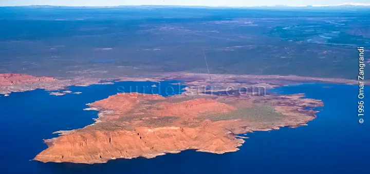 Vista Aérea de la costa del espejo de aguas de la Represa Chocón