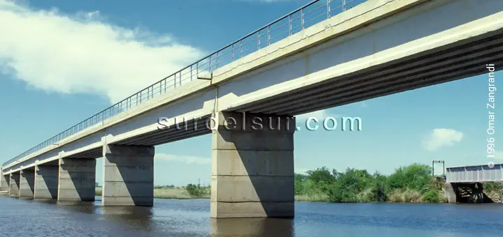 vista desde el rio del puente ferroviario y carretero. Salto Grande