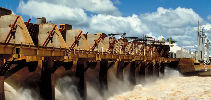 Caida de agua en la represa de Salto Grande. Energía Hidroeléctrica
