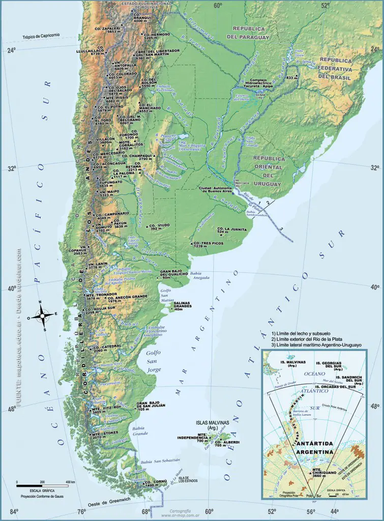 Mapa de Argentina físico con énfasis en la orografía:  incluye cadenas de montañas con nombre y altura de los principales picos. También principales ríos y sus afluentes, las lagunas y embalses, y la costa atlántica y sus principales accidentes. 