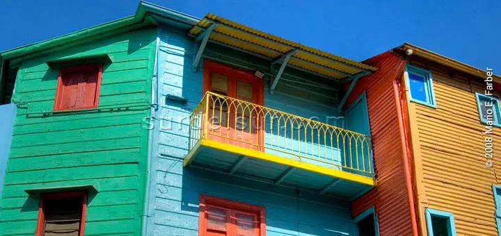 La Boca, Buenos Aires. Frente colorido de viviendas.