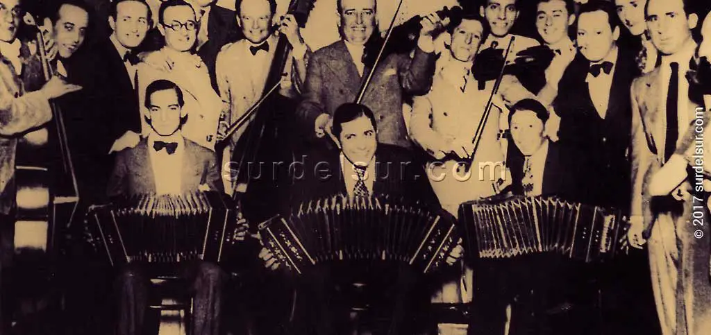 Gardel tocando el bandoneón, junto a sus amigos