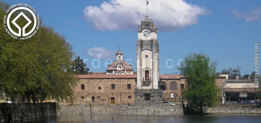 Vista de la torre del reloj en el tajamar de la Estancia jesuítica de Alta Gracia. Córdoba Patrimonio Cultural de la Humanidad (2000)