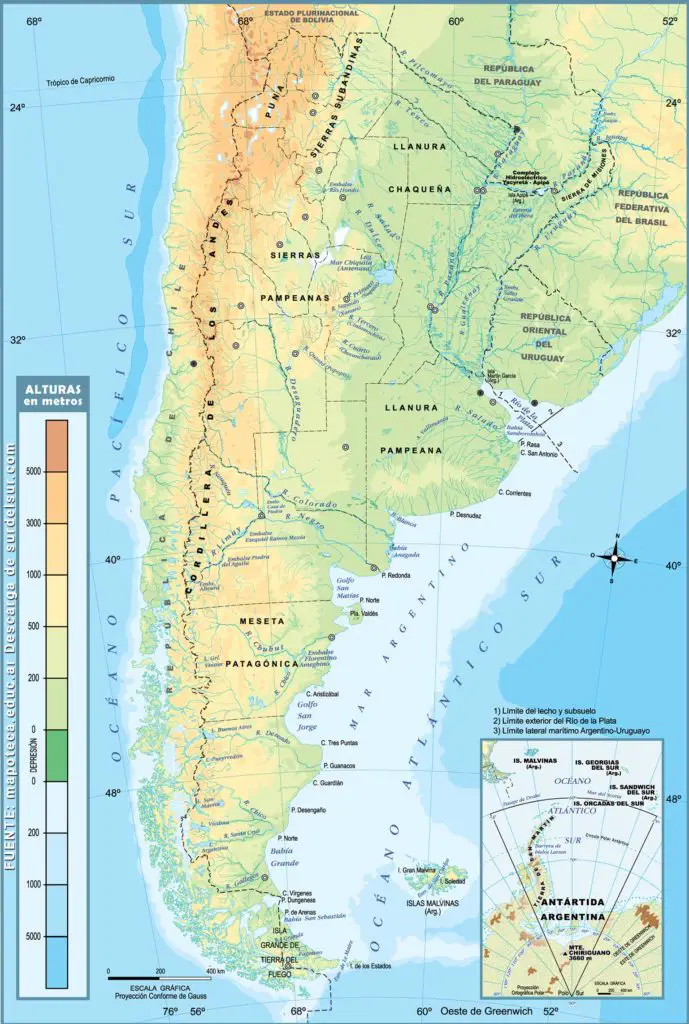 Mapa de Argentina fisico alti-batimétrico, con colores que indican las alturas y profundidades incluso de las áreas sumergidas