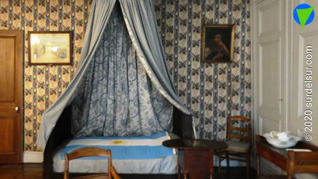 Dormitorio utilizado por San Martín hasta la fecha de su muerte el 17 de agosto de 1850. Cama de hierro con una colcha y dosel de cretona floreada. Una mesita de luz, un lavabo, un armario. Escritorio de caoba y una mesita de centro,