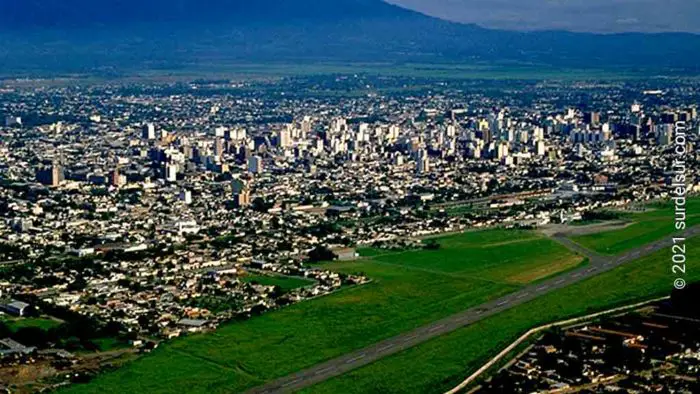 Turismo. Vista aérea de San Miguel de Tucumán: