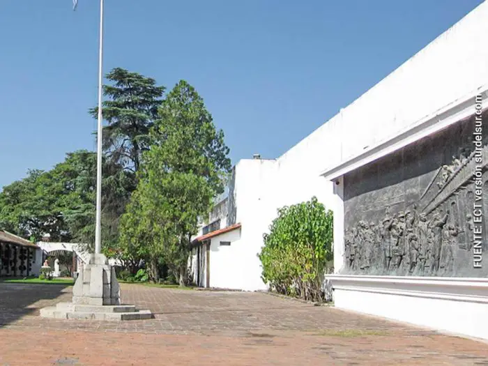 Casa Histórica. Patio de Homenajes, mástil y murales de Lola Mora