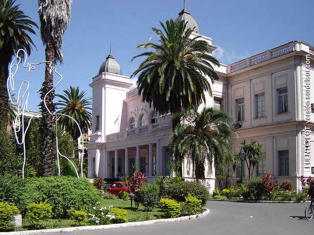 Edificio de la Ex Legislatura. Fachada y parque. San Miguel de Tucumán