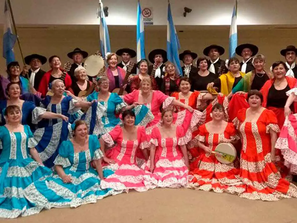 Conjunto folclórico en Encuentro Nacional de Folklore Argentino