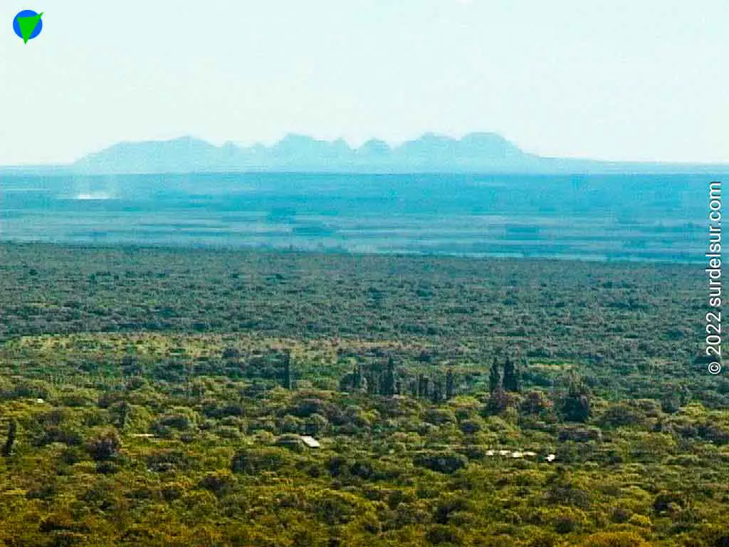 Vista del Valle de Conlara: La atmósfera diáfana y excelente visibilidad, permite ver a más de 50 Km el macizo central de las Sierras de San Luis.